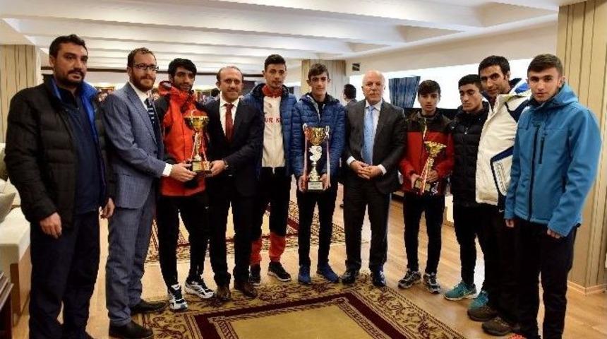 Başkan Sekmen Şampiyon Atletleri Altınla &Ouml;d&uuml;llendirdi