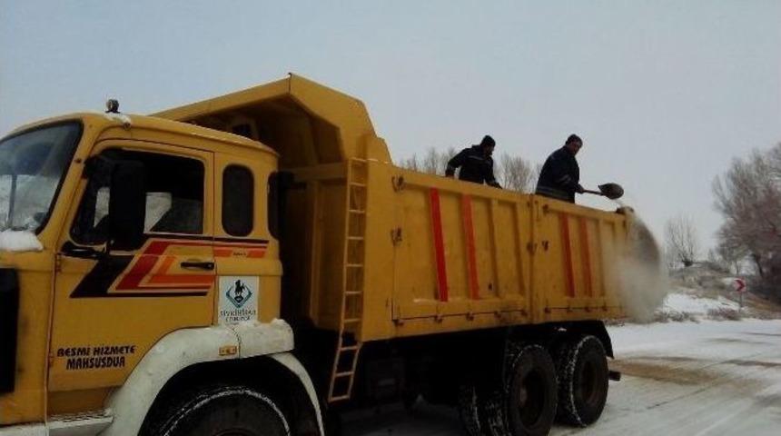 Sivrihisar Belediyesi Ekipleri Karla M&uuml;cadele &Ccedil;alışmalarını S&uuml;rd&uuml;r&uuml;yor