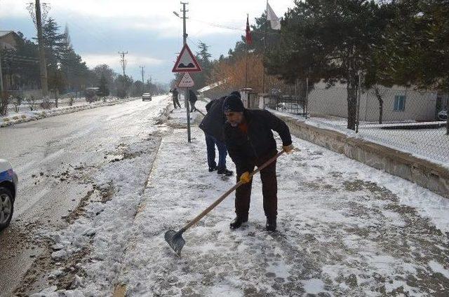 Sivrihisar Belediyesi Ekipleri Karla Mücadele Çalışmalarını Sürdürüyor