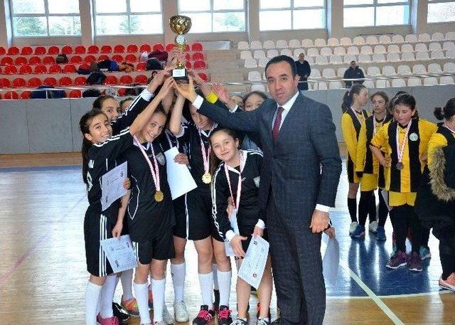 Okul Sporları Hentbol Müsabakaları Sona Erdi