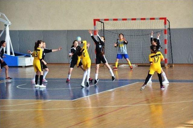 Okul Sporları Hentbol Müsabakaları Sona Erdi