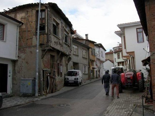 Mudanya’da Metruk Binalar Tehlike Saçıyor