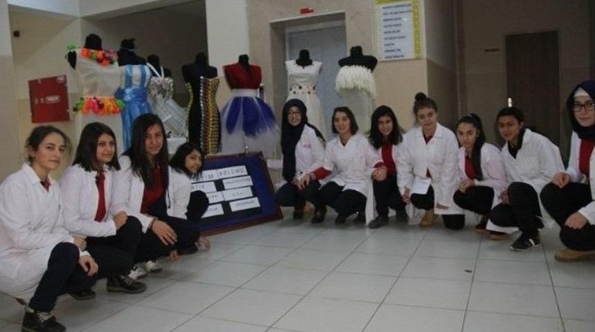 Atık Malzemeleri Giysilere D&ouml;n&uuml;şt&uuml;rd&uuml;ler