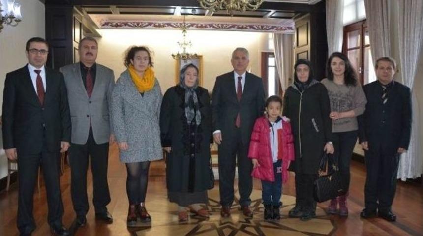 Vali Yıldırım, Şehit &Ccedil;ocuklarına Diz&uuml;st&uuml; Bilgisayar Hediye Etti