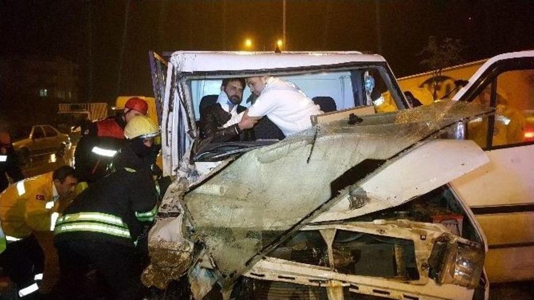 Kamyonet Geri Geri Yola Giriş Yapan Tıra &Ccedil;arptı: 2 Yaralı