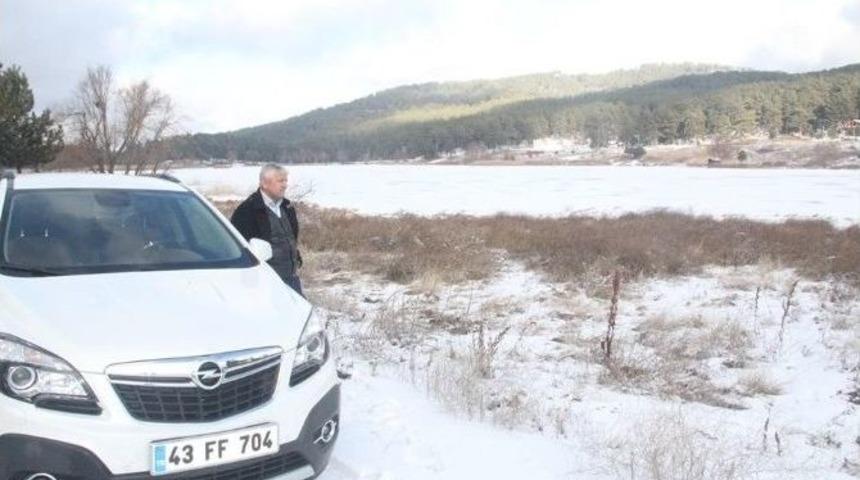 Simav G&ouml;lc&uuml;k Yaylası&rsquo;ndaki Krater G&ouml;l&uuml; Buz Tuttu