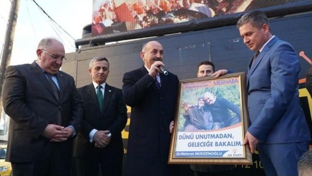 Bakan M&uuml;ezzinoğlu&rsquo;nu Duygulandıran Hediye