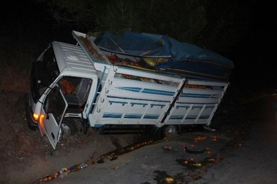 Otobanda Durmaya &Ccedil;alışan Kamyona Tır &Ccedil;arptı: 2 Yaralı