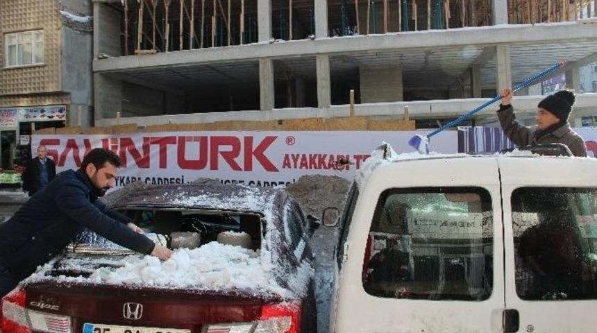 &Ccedil;atıdan D&uuml;şen Kar K&uuml;tlesi, 5 Otomobili Hurdaya &Ccedil;evirdi