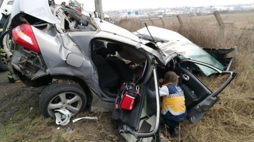 Otomobilde Sıkışan S&uuml;r&uuml;c&uuml;y&uuml; İtfaiye Kurtardı