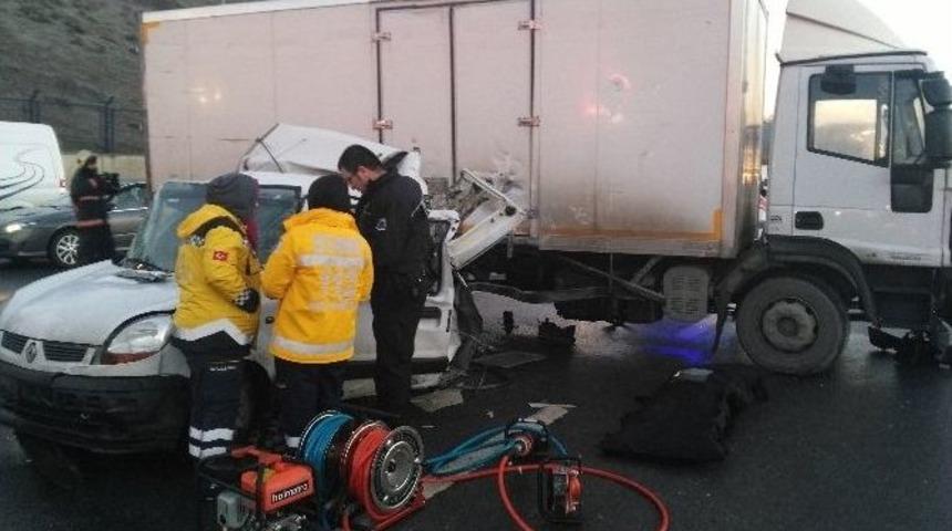 Buzlanma Nedeniyle Ara&ccedil;lar Birbirine Girdi: 2 &Ouml;l&uuml;