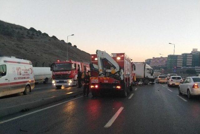 Buzlanma Nedeniyle Araçlar Birbirine Girdi: 2 Ölü