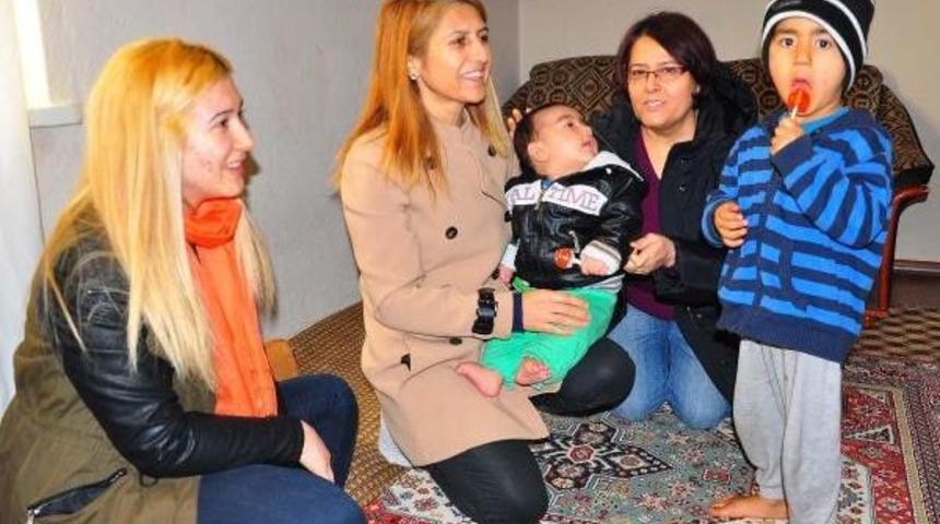 Chp'li Kadınlardan Afgan Aileye Gıda Ve Giyim Yardımı