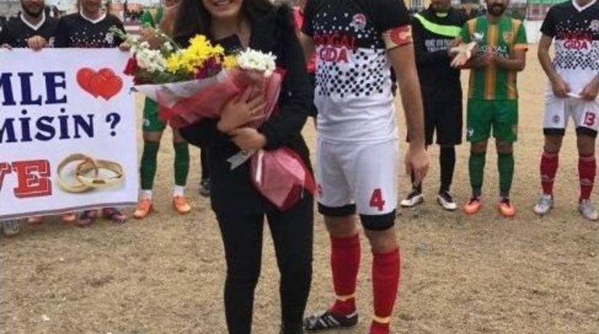 B&ouml;yle Olur Futbolcunun Evlilik Teklifi