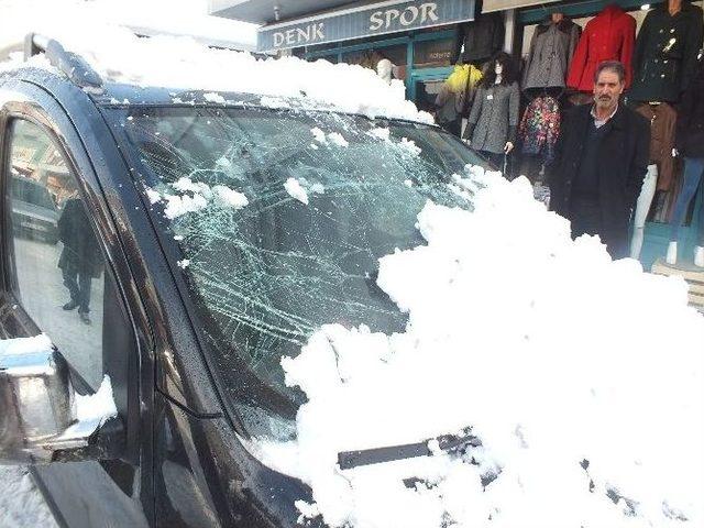 Çatıda Biriken Kar Kütlesi Aracın Üzerine Düştü