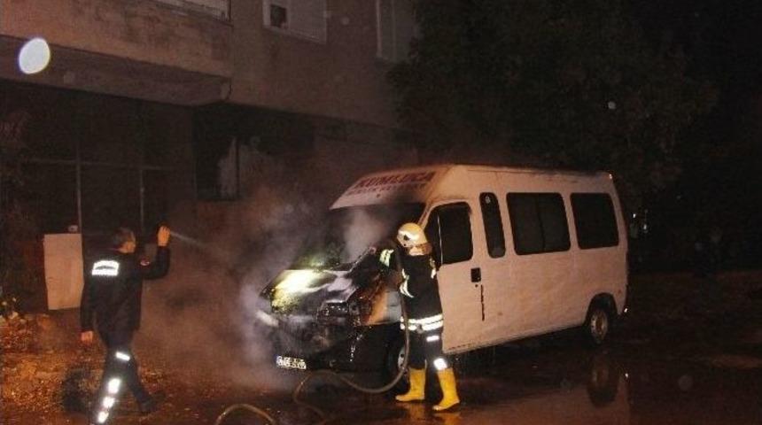 Park Halindeki Minib&uuml;s Yandı