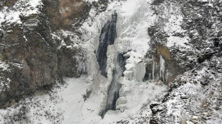 Susuz Şelalesi Aşırı Soğuklardan Dondu