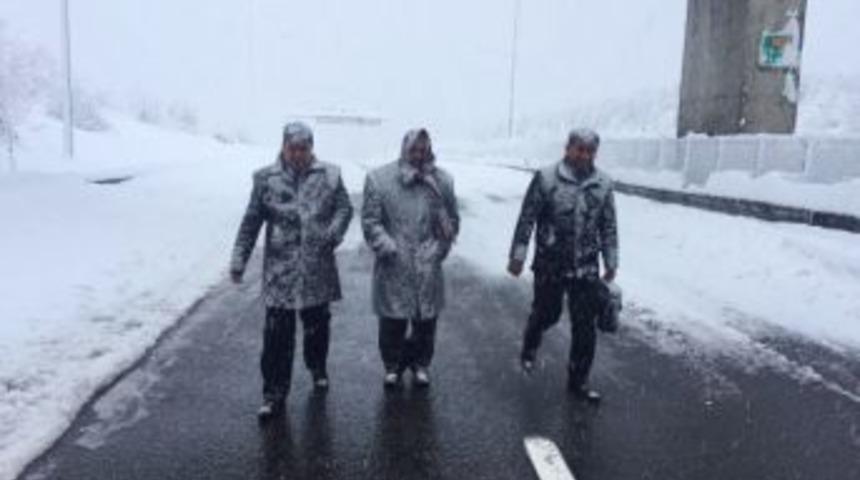 Adana&rsquo;da Kar 9 Saattir Mahsur Bıraktı