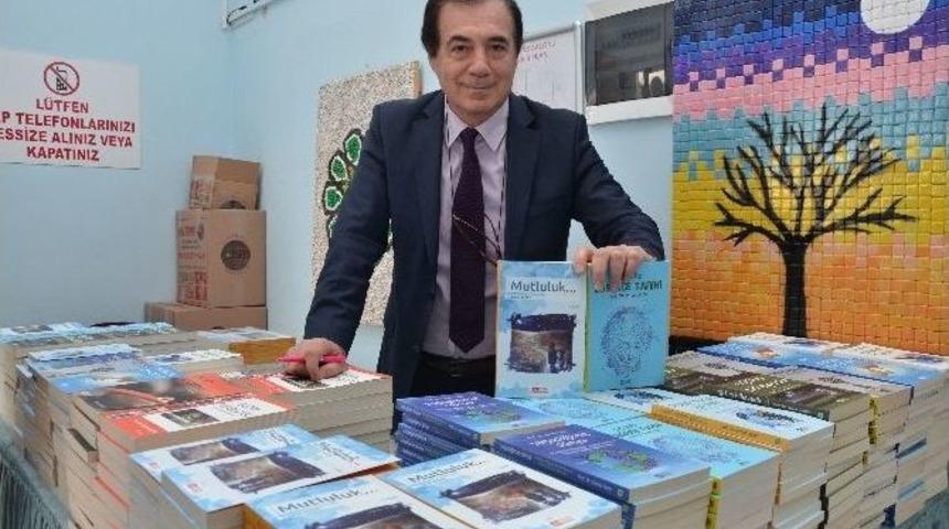 Mutluluğun Kitabını Yazdı