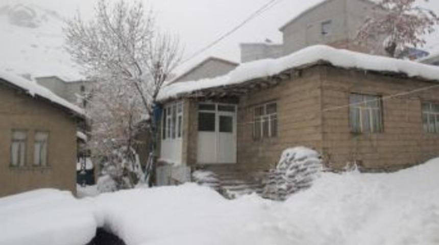 Hakkari&rsquo;de 12 K&ouml;y Ve 34 Mezra Yolu Ulaşıma Kapandı