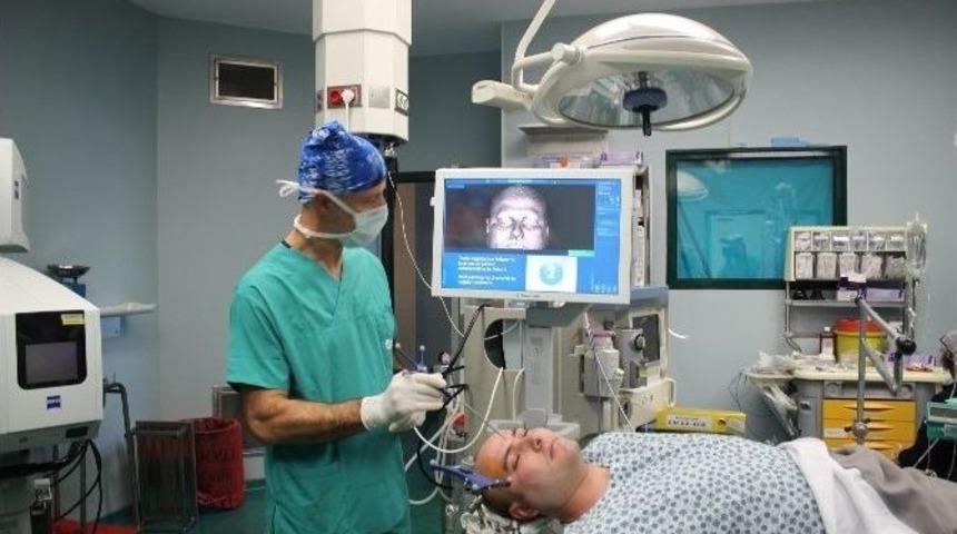 Beyin Ameliyatında &rsquo;konuşa Konuşa&rsquo; Hayata Tutundu