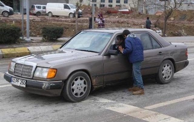 Trafikte Dilenen Çocuklar, Ezilme Tehlikesi Geçiriyor