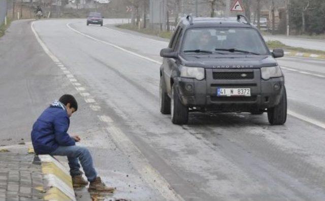 Trafikte Dilenen Çocuklar, Ezilme Tehlikesi Geçiriyor