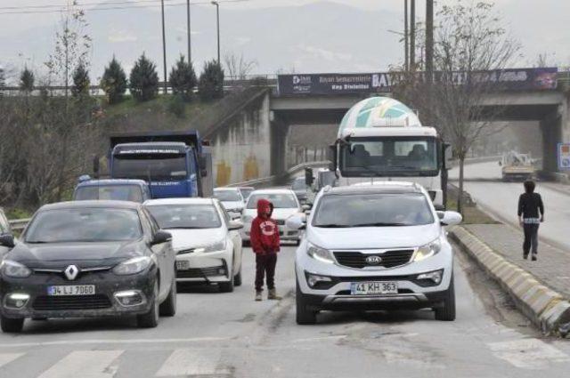 Trafikte Dilenen Çocuklar, Ezilme Tehlikesi Geçiriyor