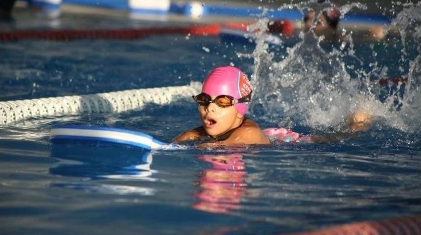 Kepez Lisanslı Y&uuml;z&uuml;c&uuml; Ve Su Topu Sporcuları Yetiştiriyor