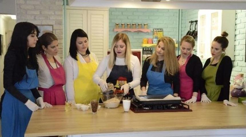 Ofisinde Mutfak Kurdu, Az Kalorili Yemek Yapmayı &Ouml;ğretiyor