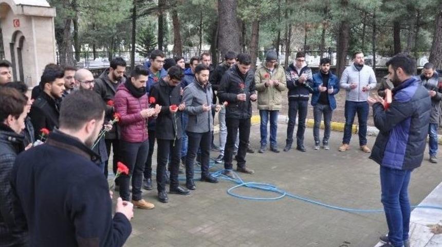 &Uuml;niversiteliler Hem Şehitliği Temizledi, Hem Dua Etti