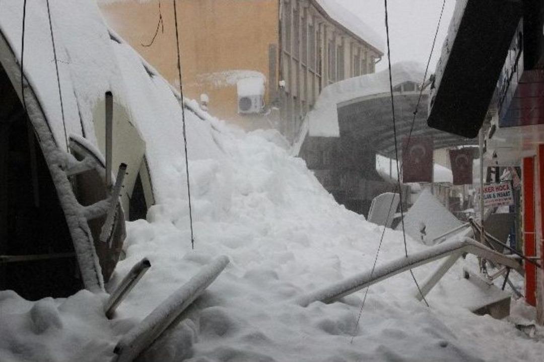 Karaman&rsquo;da &Ccedil;atı Ve Ağa&ccedil;lar Karın Ağırlığına Dayanamadı