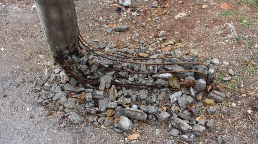 Kahta&rsquo;da Elektrik Direği Tehlike Sa&ccedil;ıyor