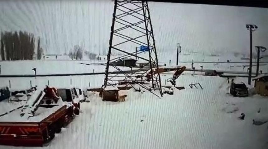 3 Kişinin Ezildiği Trafik Kazası G&uuml;venlik Kamerasına An Be An Yansıdı