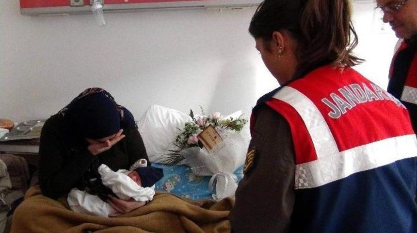 Jandarma Kurtarmasıyla Hem Kendi Hem De Doğmamış Bebeği &Ouml;lecekti