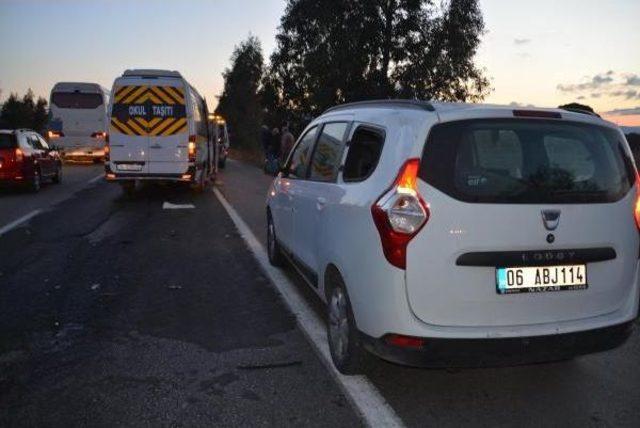 Otomobille Işçi Servisi Çarpıştı: 1 Ölü, 9 Yaralı