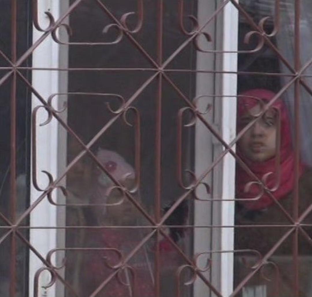 Baca Yangını &Ccedil;atıya Sı&ccedil;radı, M&uuml;lteci Ailenin &Ccedil;ocukları Korku Dolu G&ouml;zlerle Etrafı İzledi