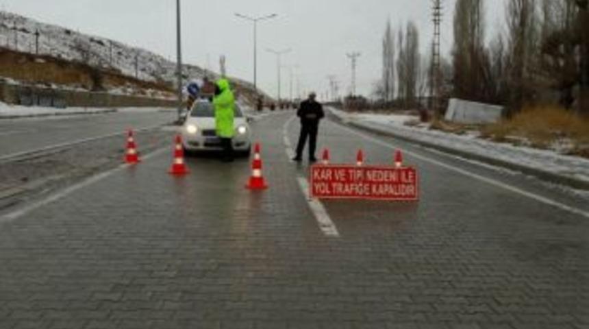 Sivas-malatya Karayolu Trafiğe Kapandı