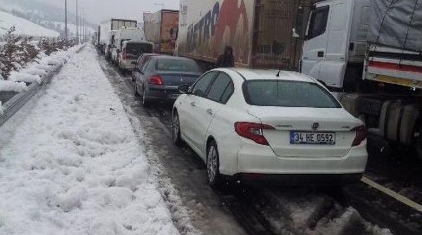 Adana&rsquo;da Kar Esareti, Kilometrelerce Ara&ccedil; Yolda Kaldı