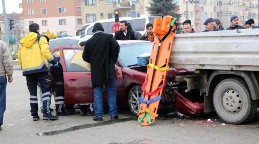 Kamyonete &Ccedil;arpan Otomobilde 1 Kişi Yaralandı