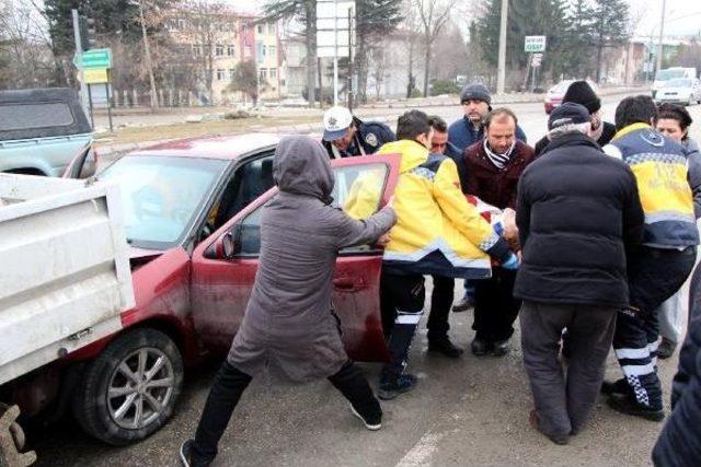 Kamyonete Çarpan Otomobilde 1 Kişi Yaralandı