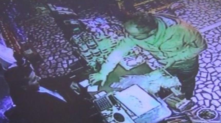 Bakkalın Dolandırılma Anı G&uuml;venlik Kameralarına Yansıdı