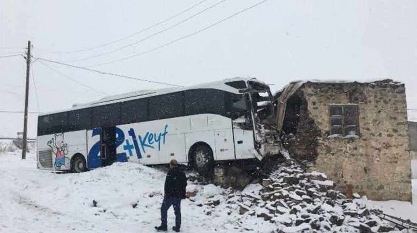 Yolcu Otob&uuml;s&uuml; Eve Girdi: 3 Yaralı