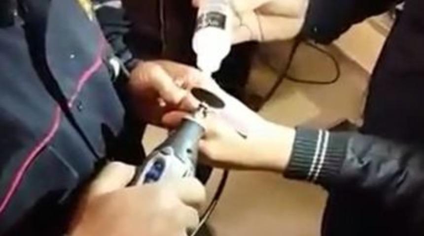 Suriyeli &Ccedil;ocuğun Parmağına Sıkışan Y&uuml;z&uuml;ğ&uuml; İtfaiye Ekipleri &Ccedil;ıkardı