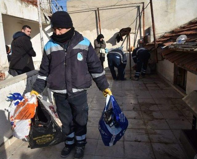 Manisa’da Bir Evde 4 Kamyon Çöp Çıktı