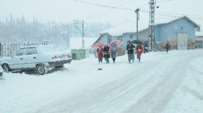 &Ccedil;elikhan&rsquo;da Kar Nedeniyle Okullar Tatil Edildi