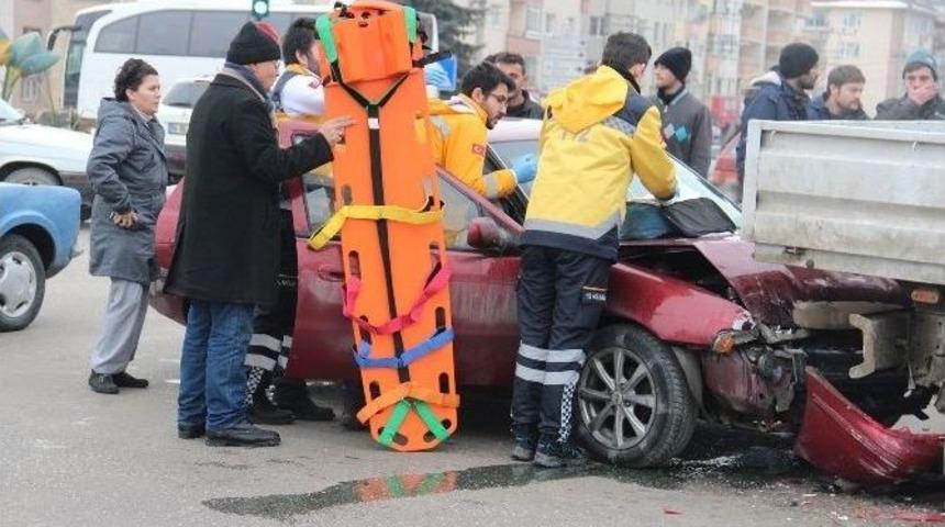 Yayaya Çarpmamak İçin Duran Kamyonete Başka Bir Araç Arkadan Çarptı