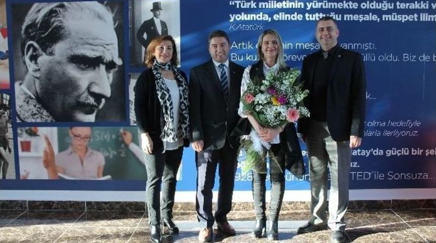 Yazar-şair Melek &Ouml;zlem Sezer Ted Hatay Koleji&rsquo;nde