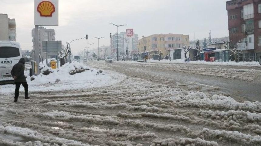 Mersin&rsquo;de Kar Hayatı Fel&ccedil; Ediyor