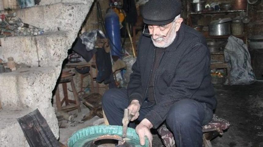 Siirt&rsquo;te Bakırcılık Kaybolmaya Y&uuml;z Tutmuş Meslekler Arasına Girdi